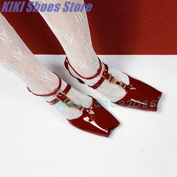 Лакированная кожа, винно-красная обувь среднего возраста на высоком каблуке, женские новые босоножки с открытым носком в стиле ретро специальной формы на каблуке с пряжкой.