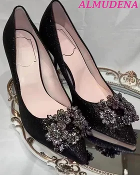 Туфли-лодочки с пряжкой в виде букета страз из черной блестящей ткани, женские туфли на высоком каблуке с острым носком, новые летние брендовые дизайнерские туфли 2023 г.