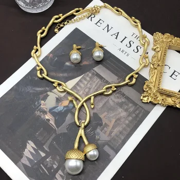 ретро-ожерелье, серьги, позолоченный свет и оформление, ощущение дизайна, ожерелье с жемчужной подвеской в виде сосновой шишки, серьги